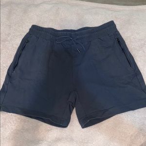 SWEATSHORTS WITH ZIPPER POCKETS